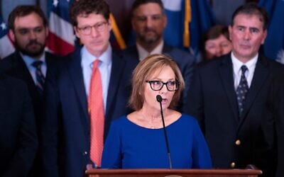La sénatrice américaine par intérim nouvellement nommée, Darline Graham Nordone, s'adressant aux journalistes après avoir été désignée pour pourvoir le siège laissé vacant par le décès de son frère, le sénateur américain Lindsey Graham, au Capitole de l'État, à Columbia, en Caroline du Sud, le 13 juillet 2026. (Crédit : Sean Rayford/AP) La sénatrice américaine par intérim nouvellement nommée, Darline Graham Nordone, s'adressant aux journalistes après avoir été désignée pour pourvoir le siège laissé vacant par le décès de son frère, le sénateur américain Lindsey Graham, au Capitole de l'État, à Columbia, en Caroline du Sud, le 13 juillet 2026. (Crédit : Sean Rayford/AP)