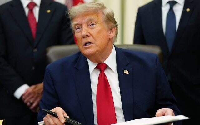 Le président américain Donald Trump s’exprimant depuis le Bureau ovale de la Maison Blanche, à Washington, le 13 juillet 2026. (Crédit : Julia Demaree Nikhinson/AP)
