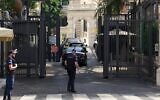 Une délégation, arrivée en cortège le premier jour du 6ᵉ cycle de pourparlers entre les délégations libanaise et israélienne, à l'ambassade des États-Unis, à Rome, le 14 juillet 2026. (Crédit : Alessandra Tarantino/AFP)