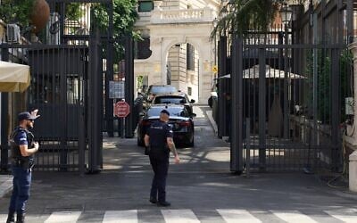 Une délégation, arrivée en cortège le premier jour du 6ᵉ cycle de pourparlers entre les délégations libanaise et israélienne, à l'ambassade des États-Unis, à Rome, le 14 juillet 2026. (Crédit : Alessandra Tarantino/AFP) Une délégation, arrivée en cortège le premier jour du 6ᵉ cycle de pourparlers entre les délégations libanaise et israélienne, à l'ambassade des États-Unis, à Rome, le 14 juillet 2026. (Crédit : Alessandra Tarantino/AFP)