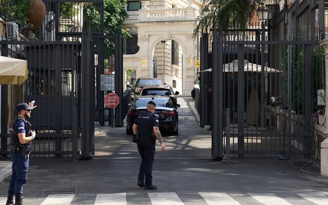 Une délégation, arrivée en cortège le premier jour du 6ᵉ cycle de pourparlers entre les délégations libanaise et israélienne, à l'ambassade des États-Unis, à Rome, le 14 juillet 2026. (Crédit : Alessandra Tarantino/AFP) Une délégation, arrivée en cortège le premier jour du 6ᵉ cycle de pourparlers entre les délégations libanaise et israélienne, à l'ambassade des États-Unis, à Rome, le 14 juillet 2026. (Crédit : Alessandra Tarantino/AFP)