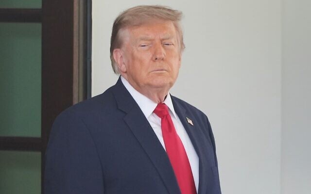 Le président américain Donald Trump prêt à accueillir le Premier ministre irakien Ali al-Zaidi à la Maison Blanche, le 14 juillet 2026, à Washington. (Crédit : AP/Alex Brandon)