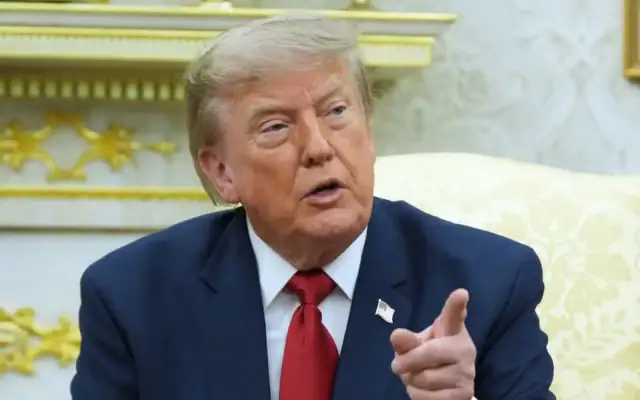 Le président américain Donald Trump s’exprime lors de sa rencontre avec le Premier ministre irakien Ali al-Zaidi dans le Bureau ovale de la Maison Blanche, le 14 juillet 2026, à Washington. (Crédit: AP/Julia Demaree Nikhinson)