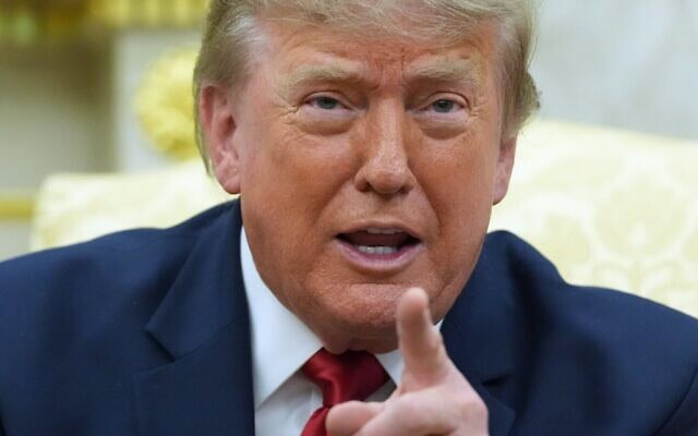 Le président américain Donald Trump s’exprimant lors de sa rencontre avec le Premier ministre irakien Ali al-Zaidi, dans le Bureau ovale, à la Maison Blanche, à Washington, le 14 juillet 2026. (Crédit : Julia Demaree Nikhinson/AP Photo)