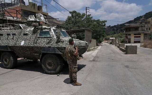 Un soldat de l’armée israélienne devant un poste de contrôle dans le village de Froun, au sud du Liban, le 16 juillet 2026. (Crédit : Mohammed Zaatari/AP)