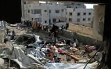 Des habitants inspectant le site d'une frappe aérienne israélienne, à Gaza-City, le 18 juillet 2026. (Crédit : Jehad Alshrafi/AP)