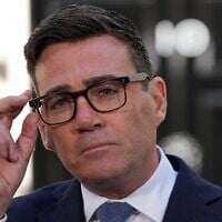 Le nouveau Premier ministre britannique, Andy Burnham, s'adresse aux membres de son équipe et aux médias au 10 Downing Street, à Londres, le 20 juillet 2026. (Crédit : AP Photo/Kirsty Wigglesworth)