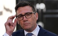 Le nouveau Premier ministre britannique, Andy Burnham, s'adresse aux membres de son équipe et aux médias au 10 Downing Street, à Londres, le 20 juillet 2026. (Crédit : AP Photo/Kirsty Wigglesworth)