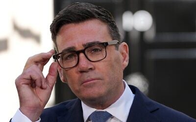Le nouveau Premier ministre britannique, Andy Burnham, s'adresse aux membres de son équipe et aux médias au 10 Downing Street, à Londres, le 20 juillet 2026. (Crédit : AP Photo/Kirsty Wigglesworth)
