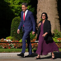 Ed Miliband et Shabana Mahmood arrivent à Londres pour une réunion du cabinet, le lundi 20 juillet 2026. (Crédit :  AP/Kirsty Wigglesworth)