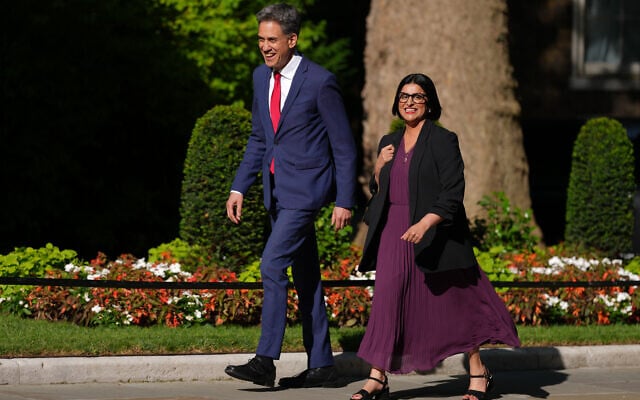 Ed Miliband et Shabana Mahmood arrivant à Londres pour une réunion du cabinet, le 20 juillet 2026. (Crédit :  Kirsty Wigglesworth/AP)