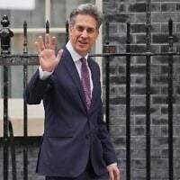 Ed Miliband, ministre britannique des Affaires étrangères, arrive à Downing Street, à Londres, pour une réunion du Conseil des ministres, le 21 juillet 2026. (Crédit : AP/Kirsty Wigglesworth)