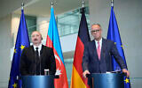 Le chancelier allemand Friedrich Merz et le président azerbaïdjanais Ilham Aliyev participent à une conférence de presse à l'issue d'une rencontre à Berlin, en Allemagne, le mardi 21 juillet 2026. (Crédit : AP/Ebrahim Noroozi)