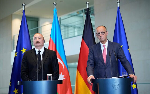 Le chancelier allemand Friedrich Merz et le président azerbaïdjanais Ilham Aliyev participent à une conférence de presse à l'issue d'une rencontre à Berlin, en Allemagne, le mardi 21 juillet 2026. (Crédit : AP/Ebrahim Noroozi)