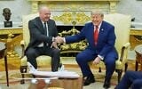 Le président Donald Trump s'entretenant avec son homologue libanais, Joseph Aoun, dans le Bureau ovale de la Maison Blanche, à Washington, le 21 juillet 2026. (Crédit : Mark Schiefelbein/AP)