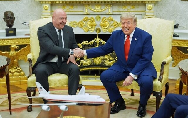 Le président Donald Trump s'entretenant avec son homologue libanais, Joseph Aoun, dans le Bureau ovale de la Maison Blanche, à Washington, le 21 juillet 2026. (Crédit : Mark Schiefelbein/AP) Le président Donald Trump s'entretenant avec son homologue libanais, Joseph Aoun, dans le Bureau ovale de la Maison Blanche, à Washington, le 21 juillet 2026. (Crédit : Mark Schiefelbein/AP)