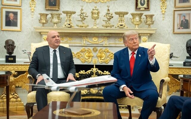 Le président américain Trump et son homologue libanais, Joseph Aoun, dans le Bureau ovale de la Maison Blanche, à Washington, le 21 juillet 2026. (Crédit : Mark Schiefelbein/AP)