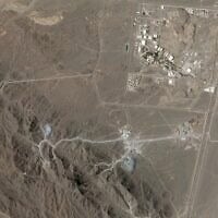 Le site d’enrichissement nucléaire iranien de Natanz, en haut à droite, et le chantier du mont Kolang situé directement au sud de celui-ci, le 15 juin 2026. (Crédit : Planet Labs PBC via AP)