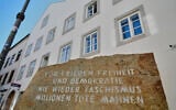 Un nouveau poste de police, orné d'une stèle commémorative portant l'inscription « Pour la paix, la liberté et la démocratie, plus jamais le fascisme, en mémoire des millions de morts », est situé dans la maison natale d'Adolf Hitler à Braunau am Inn, en Autriche, et sera inauguré officiellement le mercredi 22 juillet 2026. (Crédit : AP/Matthias Schrader)