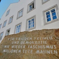 Un nouveau poste de police, orné d'une stèle commémorative portant l'inscription « Pour la paix, la liberté et la démocratie, plus jamais le fascisme, en mémoire des millions de morts », est situé dans la maison natale d'Adolf Hitler à Braunau am Inn, en Autriche, et sera inauguré officiellement le mercredi 22 juillet 2026. (Crédit : AP/Matthias Schrader)