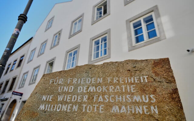 Un nouveau poste de police, orné d'une stèle commémorative portant l'inscription « Pour la paix, la liberté et la démocratie, plus jamais le fascisme, en mémoire des millions de morts », est situé dans la maison natale d'Adolf Hitler à Braunau am Inn, en Autriche, et sera inauguré officiellement le mercredi 22 juillet 2026. (Crédit : AP/Matthias Schrader)