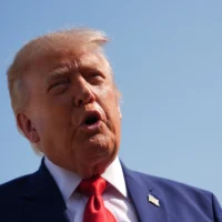 Le président américain Donald Trump s’adresse aux journalistes avant d’embarquer à bord d’Air Force One, le 22 juillet 2026, à la base militaire d’Andrews, dans le Maryland. (Crédit: AP/Julia Demaree Nikhinson)