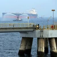 Un pétrolier s'approchant de la nouvelle jetée lors de l'inauguration de la nouvelle installation pétrolière, à Fujairah, aux Émirats arabes unis, le 21 septembre 2016. (Crédit : Kamran Jebreili/AP)