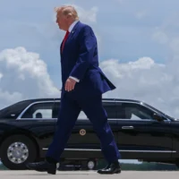 Le président américain Donald Trump se dirige vers la limousine présidentielle, surnommée "The Beast", après son arrivée à bord d’Air Force One à la base aérienne de réserve de Dobbins, le 22 juillet 2026, à Marietta, en Géorgie. (Crédit: AP/Julia Demaree Nikhinson)