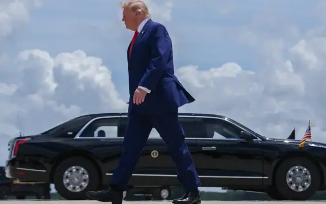 Le président américain Donald Trump se dirige vers la limousine présidentielle, surnommée "The Beast", après son arrivée à bord d’Air Force One à la base aérienne de réserve de Dobbins, le 22 juillet 2026, à Marietta, en Géorgie. (Crédit: AP/Julia Demaree Nikhinson)