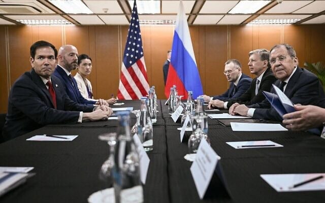 Le secrétaire d'État américain Marco Rubio (à gauche) participant à une rencontre avec le ministre russe des Affaires étrangères, Serguey Lavrov (à droite), en marge de la réunion des ministres des Affaires étrangères de l'Association des nations de l'Asie du Sud-Est (ASEAN), à Pasay, dans la région métropolitaine de Manille, le 23 juillet 2026. (Crédit : Brendan Smialowski/Pool via AP)