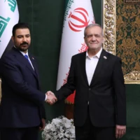 Le président iranien Masoud Pezeshkian, à droite, serre la main du Premier ministre irakien Ali al-Zaidi lors de leur rencontre à Téhéran, en Iran, le 22 juillet 2026. (Crédit : Présidence iranienne/AP)