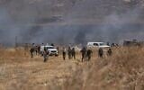 Des résidents d'implantations extrémistes incendiant des terres agricoles près de la ville de Beit Furik, en Cisjordanie, le 13 juillet 2026. (Crédit : Majdi Mohammed/AP)