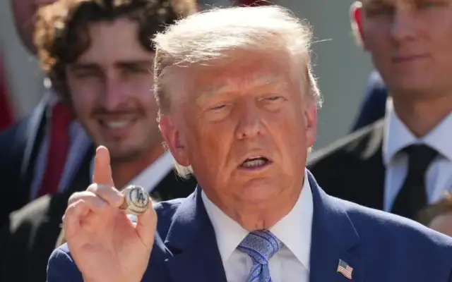 Le président Donald Trump tient une bague de champion lors d’un événement organisé en l’honneur des Dodgers de Los Angeles, vainqueurs de la World Series 2025, dans la Roseraie de la Maison Blanche, à Washington, le 23 juillet 2026. (Crédit : Alex Brandon/AP)