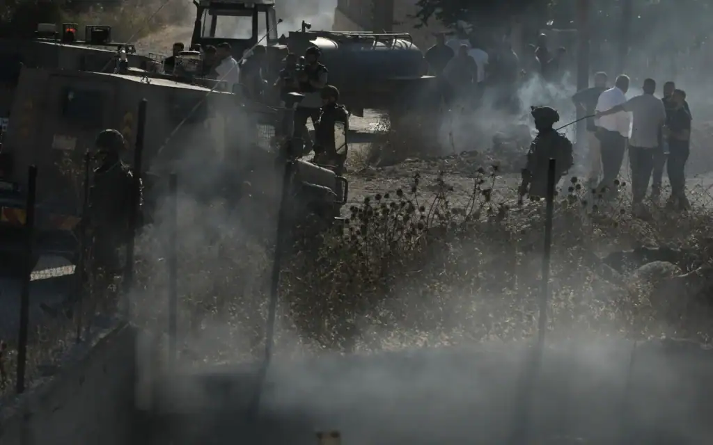 Des soldats de l'armée israélienne aperçus à la suite d'un échange de tirs meurtrier opposant des résidents d'implantations et des Palestiniens dans une rue du village de Tell, près de la ville de Naplouse en Cisjordanie, le 24 juillet 2026. (Crédit : Majdi Mohammed/AP)