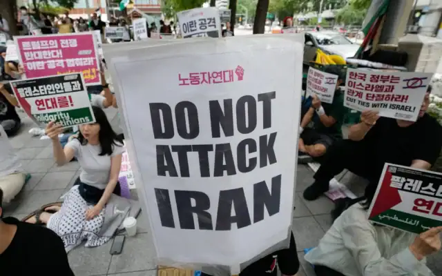 Des membres de l'association « People in Solidarity with Palestinians » organisent un rassemblement à Séoul, en Corée du Sud, le 25 juillet 2026, pour dénoncer les attaques américaines contre l'Iran. (Crédit: AP/Ahn Young-joon) Des membres de l'association « People in Solidarity with Palestinians » organisent un rassemblement à Séoul, en Corée du Sud, le 25 juillet 2026, pour dénoncer les attaques américaines contre l'Iran. (Crédit: AP/Ahn Young-joon)