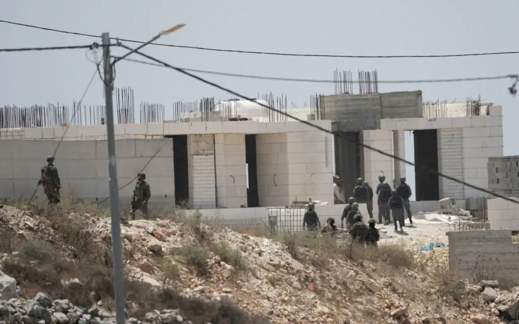 Des soldats israéliens interrogent des habitants palestiniens lors d'une opération militaire menée dans le village de Tell, en Cisjordanie, près de Naplouse, le 25 juillet 2026. (Crédit: AP/Majdi Mohammed)