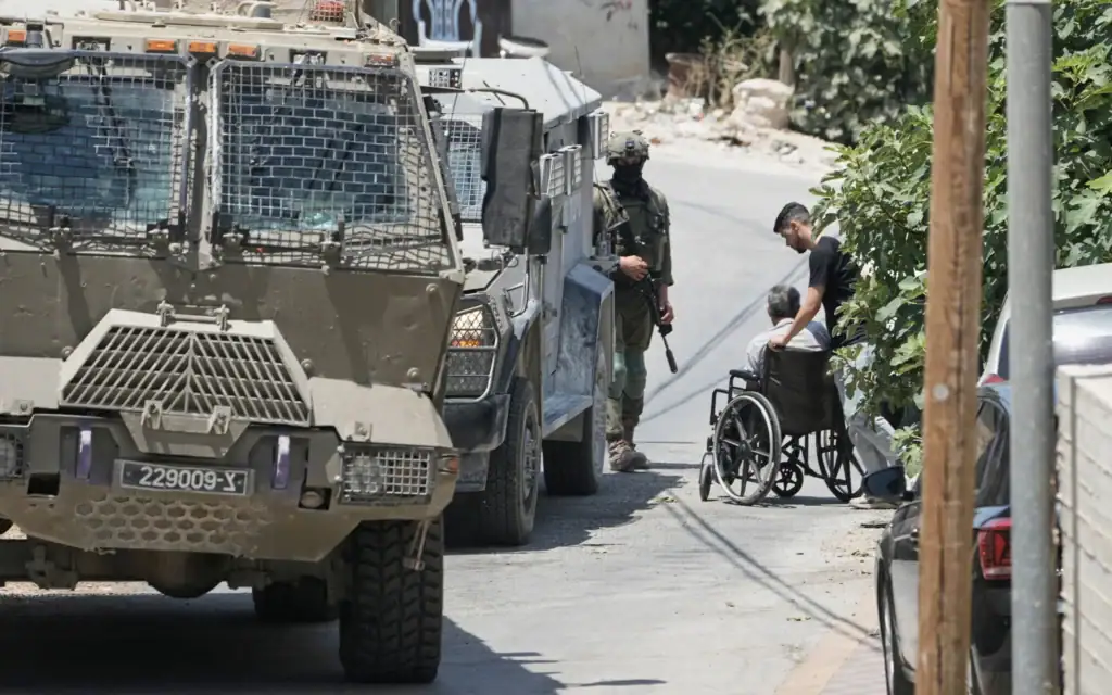 Des soldats israéliens interrogeant un Palestinien lors d’une opération militaire dans le village de Tell, en Cisjordanie, près de Naplouse, le 25 juillet 2026. (Crédit : Majdi Mohammed/AP)
