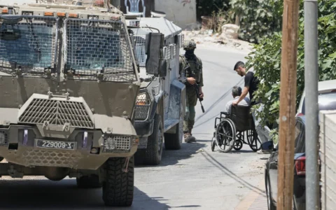 Des soldats israéliens interrogent des habitants palestiniens lors d'une opération militaire menée dans le village de Tell, en Cisjordanie, près de Naplouse, le 25 juillet 2026. (Crédit: AP/Majdi Mohammed)