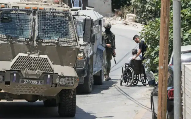 Des soldats israéliens interrogeant un Palestinien lors d’une opération militaire dans le village de Tell, en Cisjordanie, près de Naplouse, le 25 juillet 2026. (Crédit : Majdi Mohammed/AP)