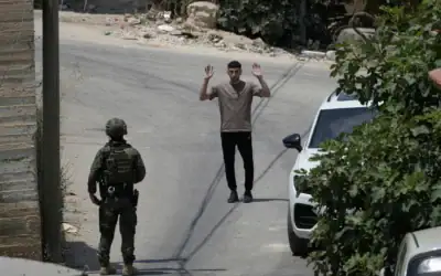 Un soldat israélien interrogeant un habitant palestinien lors d’une opération militaire dans le village de Tell, en Cisjordanie, près de Naplouse, le 25 juillet 2026. (Crédit : Majdi Mohammed/AP)