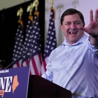 Troy Jackson, candidat démocrate au Sénat américain, salue les applaudissements lors de la convention d'investiture du Parti démocrate du Maine, samedi 25 juillet 2026, à Bangor, dans le Maine. (Crédit: AP/Robert F. Bukaty)