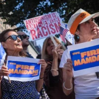 Des manifestants pro-Israël participent à un rassemblement contre le maire de New York, Zohran Mamdani, à New York, le 26 juillet 2026. (AP Photo/Ryan Murphy)