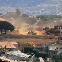 Un char israélien traversant le village de Zawtar al-Sharqiyah, contrôlé par l'armée israélienne, vu depuis le village de Zawtar al-Gharbieh, dans le sud du Liban, le 27 juillet 2026. (Crédit : Mustafa Jamalddine/AP)
