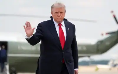 Le président américain Donald Trump saluant de la main alors qu'il quitte Marine One pour monter à bord de l'Air Force One, à la base commune d'Andrews, dans le Maryland, le 27 juillet 2026. (Crédit : Alex Brandon/AP Photo) Le président américain Donald Trump saluant de la main alors qu'il quitte Marine One pour monter à bord de l'Air Force One, à la base commune d'Andrews, dans le Maryland, le 27 juillet 2026. (Crédit : Alex Brandon/AP Photo)