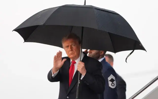 Le président américain Donald Trump arrive à bord d’Air Force One, le 27 juillet 2026, à la base militaire d’Andrews, dans le Maryland. (Crédit: AP/Alex Brandon)