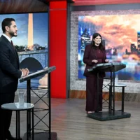 Les candidats au Sénat américain Abdul El-Sayed, à gauche, et la députée américaine Haley Stevens participent à un débat télévisé animé par Roop Raj, le 27 juillet 2026, à Southfield, dans le Michigan. (Crédit: Robin Buckson/Detroit News via AP, Pool)