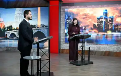 Les candidats au Sénat américain Abdul El-Sayed, à gauche, et la députée américaine Haley Stevens participent à un débat télévisé animé par Roop Raj, le 27 juillet 2026, à Southfield, dans le Michigan. (Crédit: Robin Buckson/Detroit News via AP, Pool)