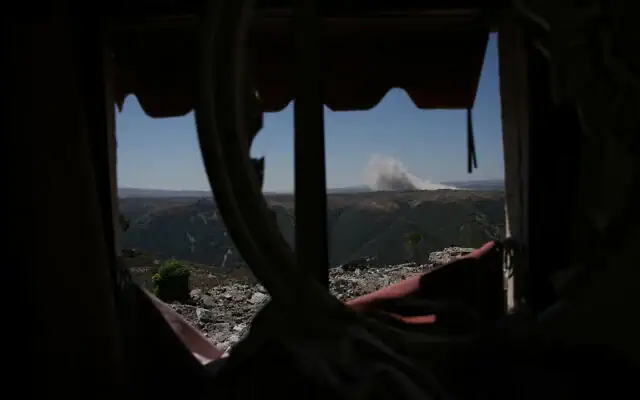 De la fumée s’élevant à la suite d’une explosion dans le sud du Liban, vue depuis le village voisin de Zawtar al-Gharbieh, le 28 juillet 2026. (Crédit : Hassan Ammar/AP)