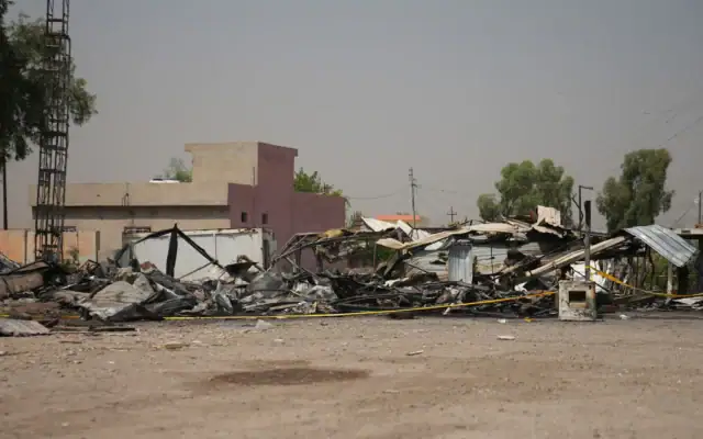 Structures endommagées sur le site d'une frappe aérienne visant une base des Forces de mobilisation populaire à Mossoul, en Irak, le 29 juillet 2026. (Crédit: AP/Farid Abdulwahed)