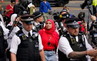 Une manifestante est emmené par la police devant le tribunal de première instance de Westminster à Londres, le 30 juillet 2026, alors qu’a lieu l’audience de mise en accusation de 25 personnes accusées d’avoir manifesté leur soutien à "Palestine Action," le 30 juillet 2026. (Crédit: AP/Alberto Pezzali)
